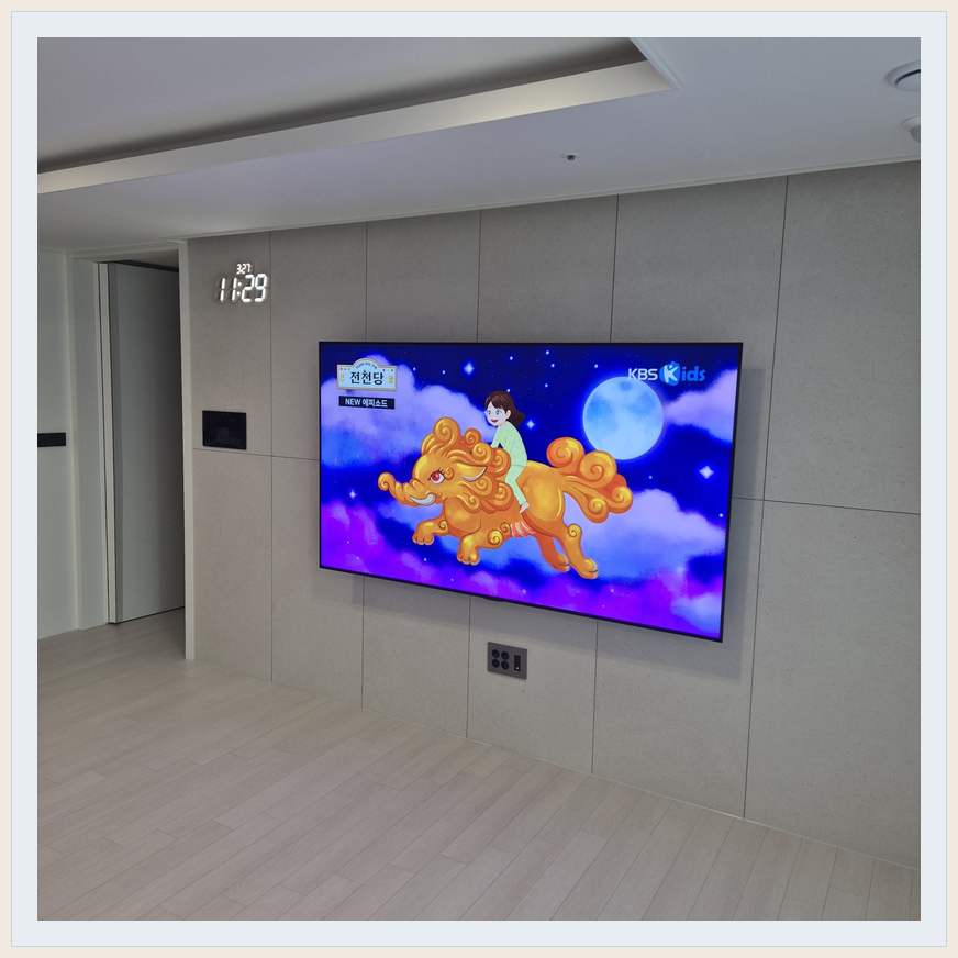 하단 여유를 둔 벽걸이 TV 관련 벽걸이 TV 설치 참고 사진