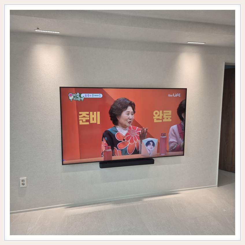 밝은 단색 벽면에 설치된 TV 관련 벽걸이 TV 설치 참고 사진