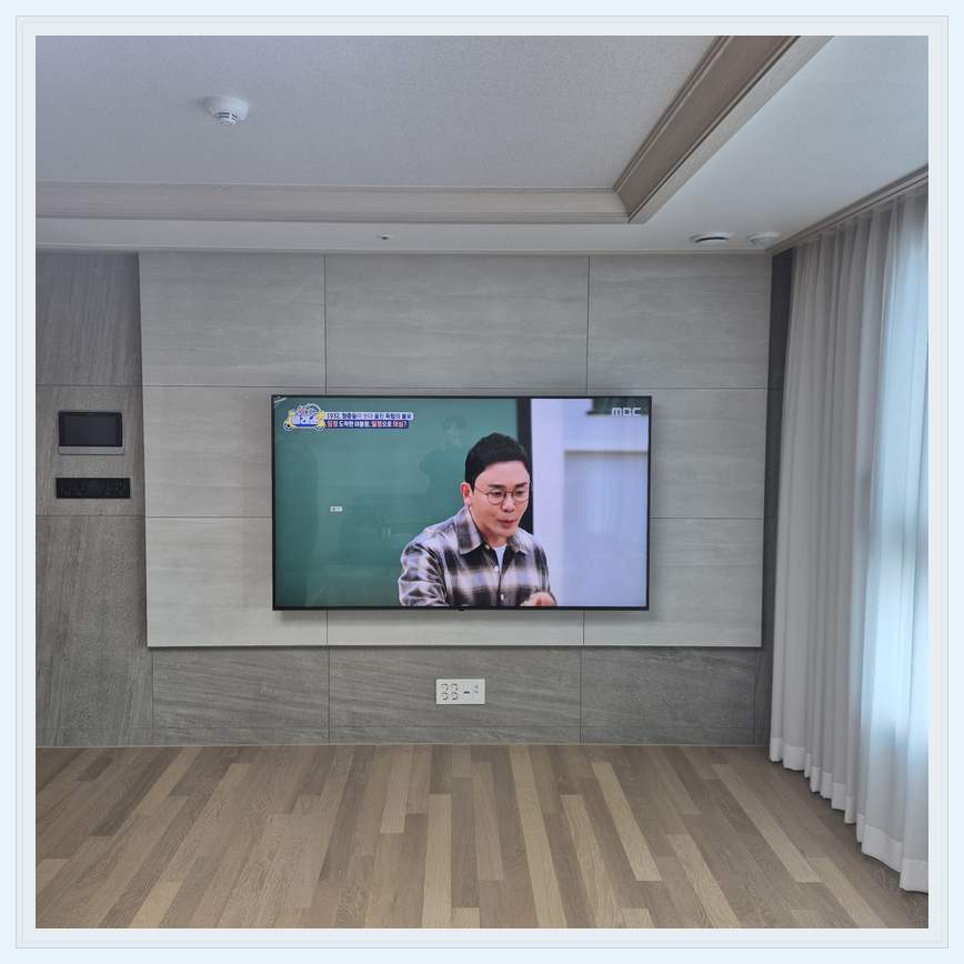 거실 전체 폭과 화면 정렬 관련 벽걸이 TV 설치 참고 사진