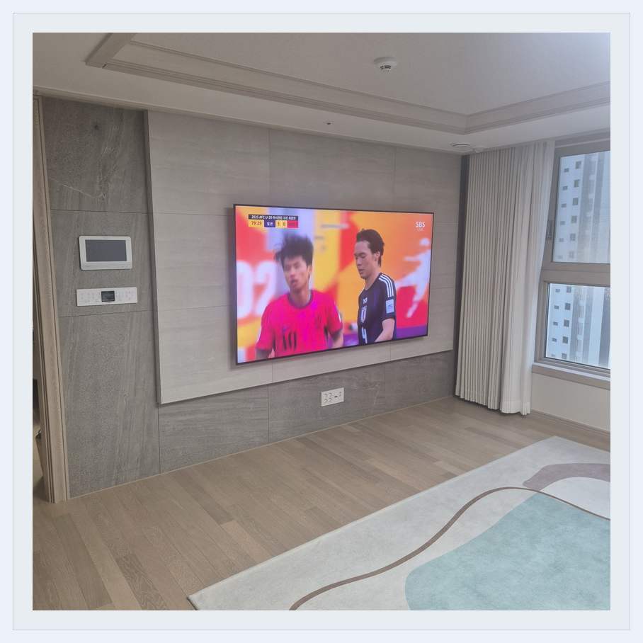 밝은 실내의 화면과 창가 거리 관련 벽걸이 TV 설치 참고 사진