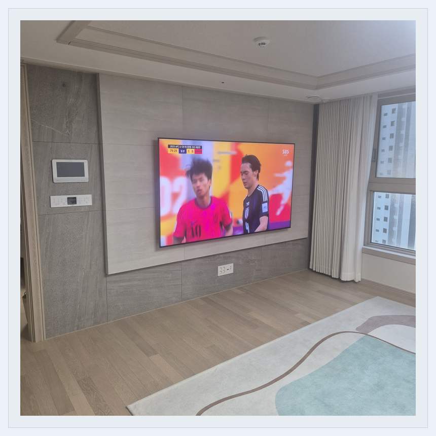 밝은 실내의 화면과 창가 거리 관련 벽걸이 TV 설치 참고 사진