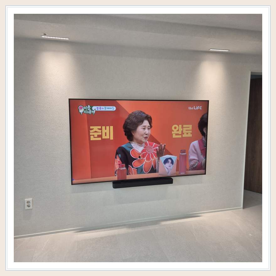 밝은 단색 벽면에 설치된 TV 관련 벽걸이 TV 설치 참고 사진