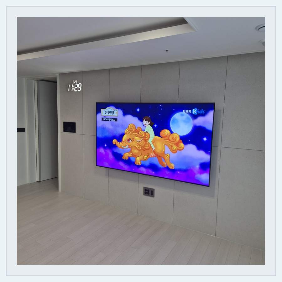하단 여유를 둔 벽걸이 TV 관련 벽걸이 TV 설치 참고 사진