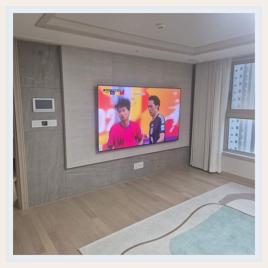 밝은 실내의 화면과 창가 거리 관련 벽걸이 TV 설치 참고 사진