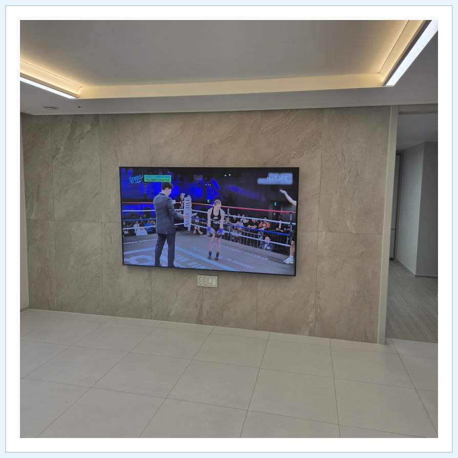 회색 패널 마감과 벽걸이 화면 관련 벽걸이 TV 설치 참고 사진