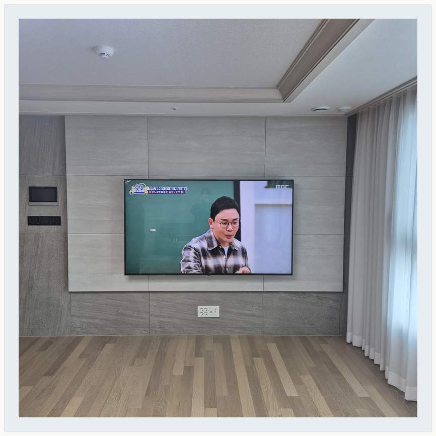 거실 전체 폭과 화면 정렬 관련 벽걸이 TV 설치 참고 사진