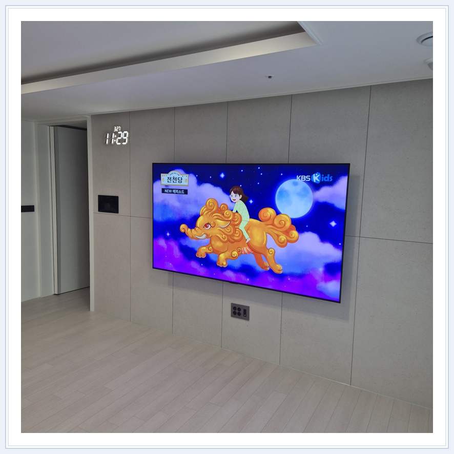 하단 여유를 둔 벽걸이 TV 관련 벽걸이 TV 설치 참고 사진