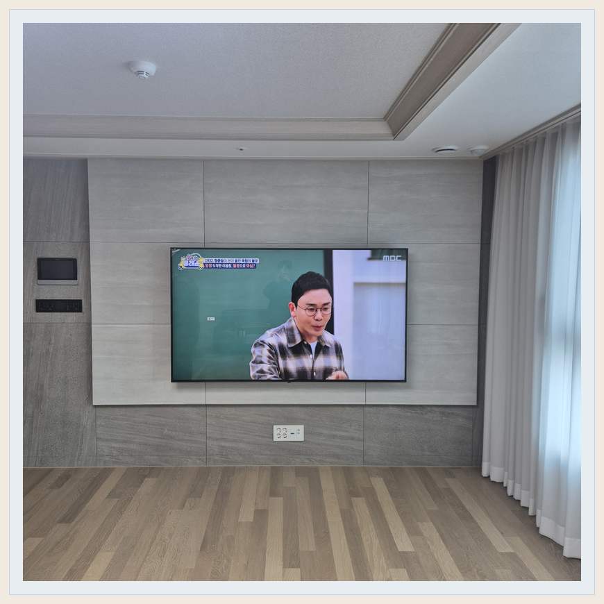 거실 전체 폭과 화면 정렬 관련 벽걸이 TV 설치 참고 사진