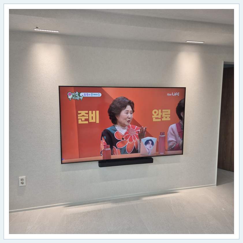 밝은 단색 벽면에 설치된 TV 관련 벽걸이 TV 설치 참고 사진