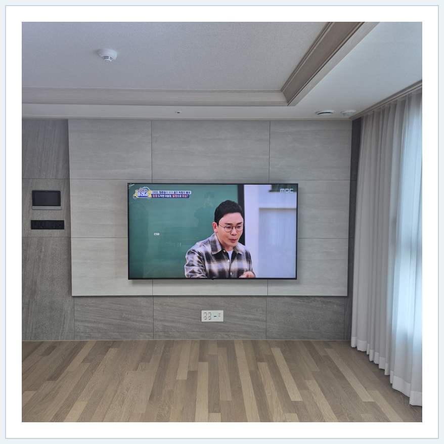 거실 전체 폭과 화면 정렬 관련 벽걸이 TV 설치 참고 사진
