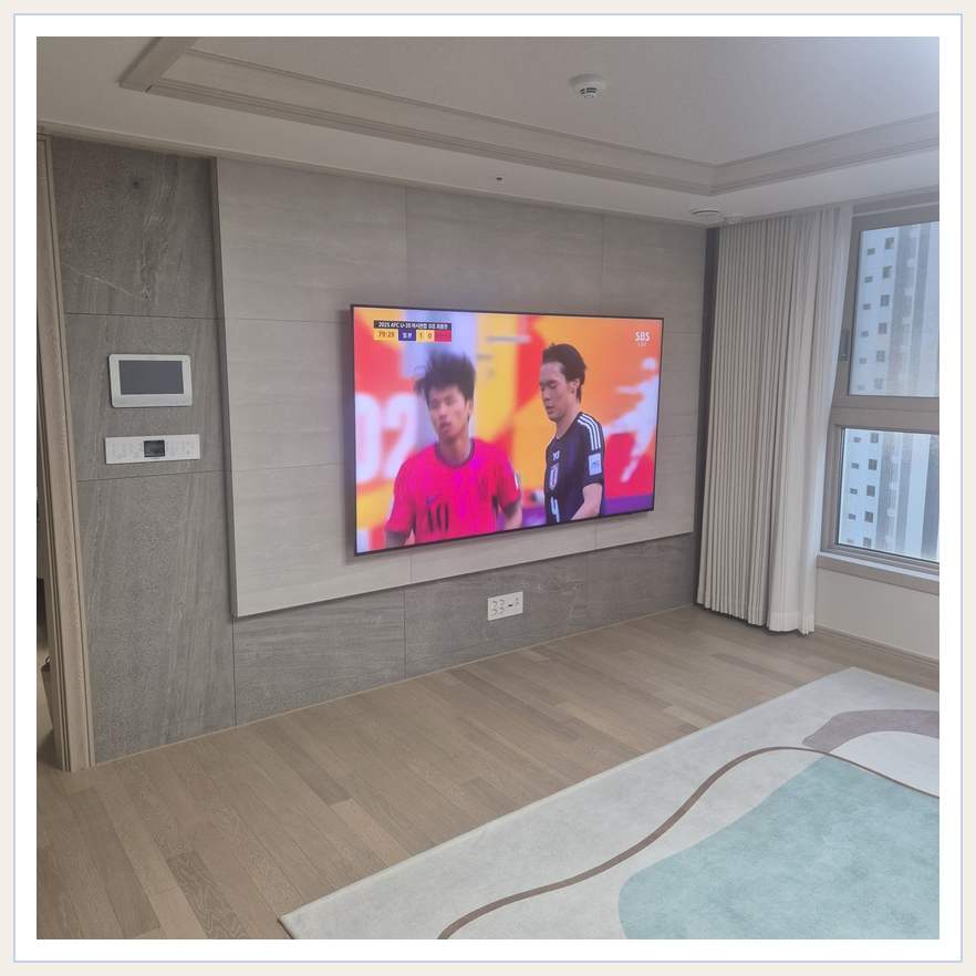 밝은 실내의 화면과 창가 거리 관련 벽걸이 TV 설치 참고 사진