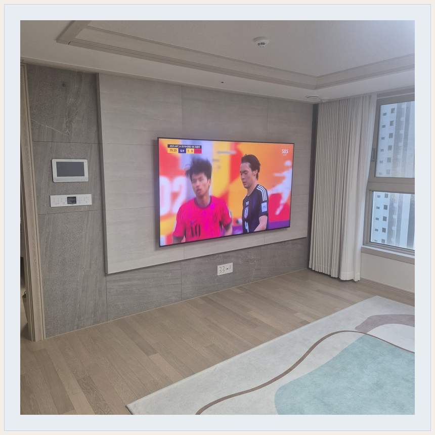 밝은 실내의 화면과 창가 거리 관련 벽걸이 TV 설치 참고 사진