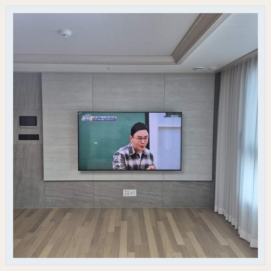 거실 전체 폭과 화면 정렬 관련 벽걸이 TV 설치 참고 사진