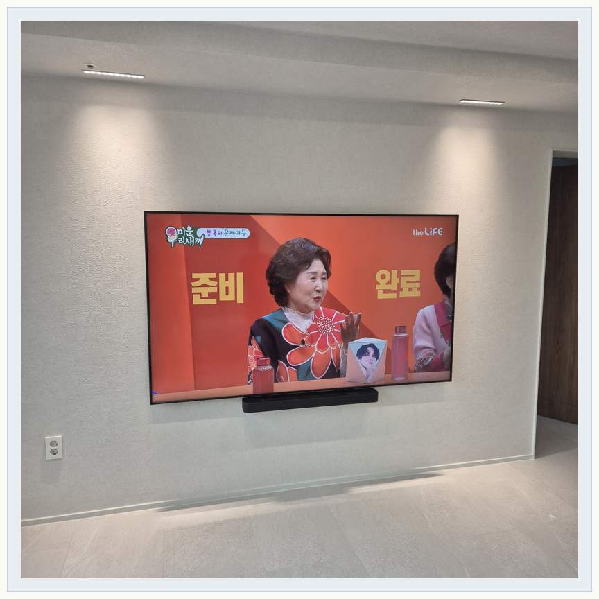 밝은 단색 벽면에 설치된 TV 관련 벽걸이 TV 설치 참고 사진