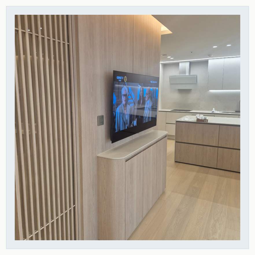 목재 칸막이 옆 TV 화면 관련 벽걸이 TV 설치 참고 사진