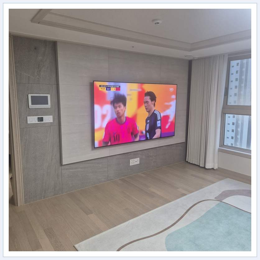 밝은 실내의 화면과 창가 거리 관련 벽걸이 TV 설치 참고 사진