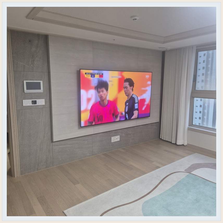 밝은 실내의 화면과 창가 거리 관련 벽걸이 TV 설치 참고 사진