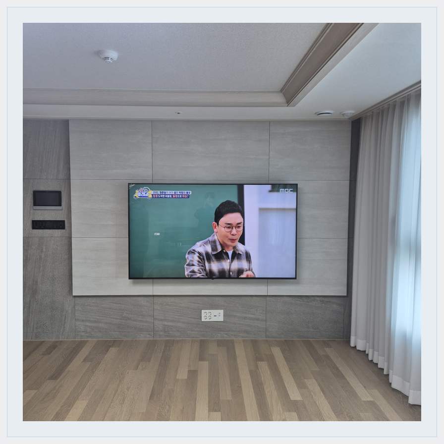 거실 전체 폭과 화면 정렬 관련 벽걸이 TV 설치 참고 사진