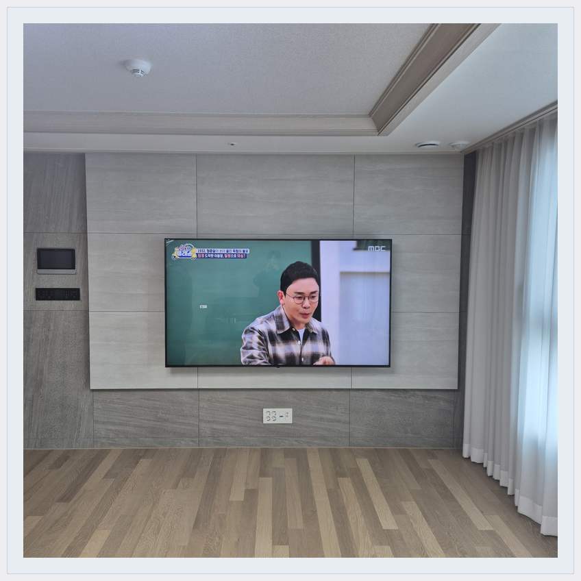 거실 전체 폭과 화면 정렬 관련 벽걸이 TV 설치 참고 사진