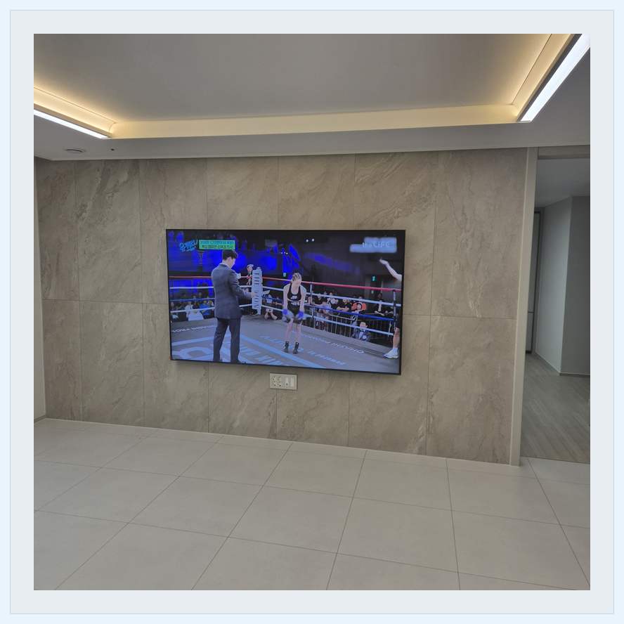 회색 패널 마감과 벽걸이 화면 관련 벽걸이 TV 설치 참고 사진