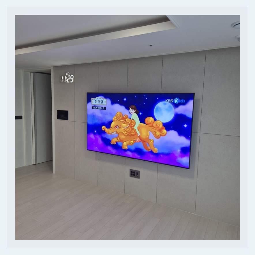 하단 여유를 둔 벽걸이 TV 관련 벽걸이 TV 설치 참고 사진
