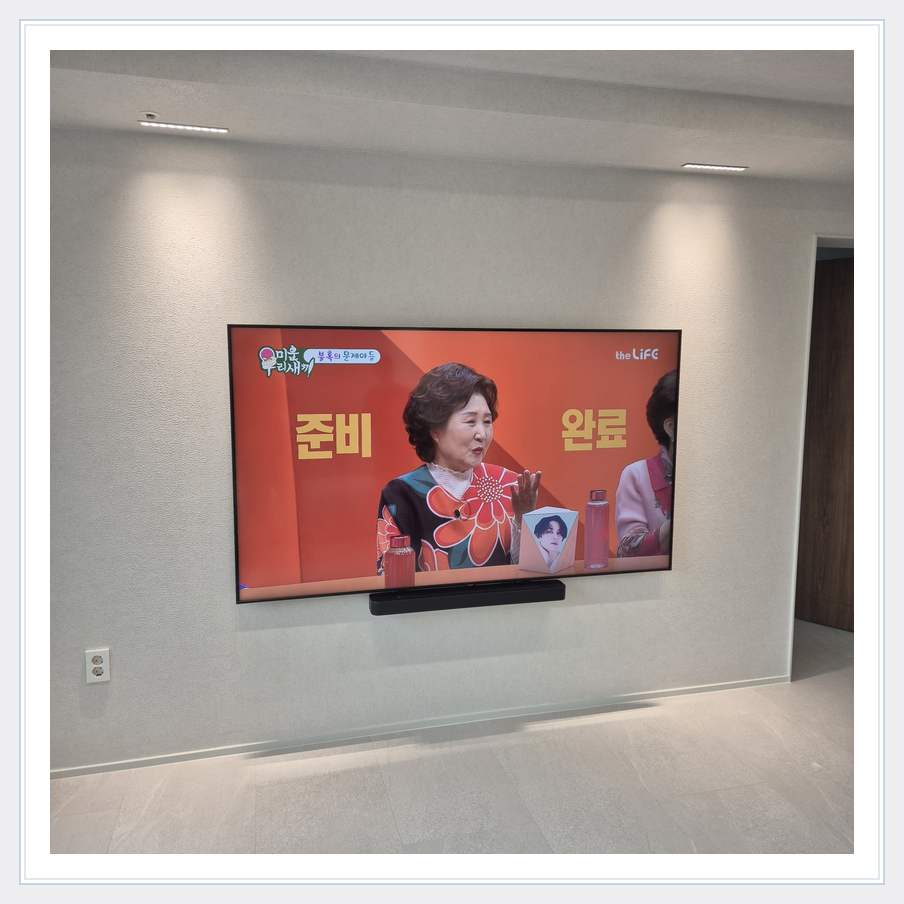 밝은 단색 벽면에 설치된 TV 관련 벽걸이 TV 설치 참고 사진