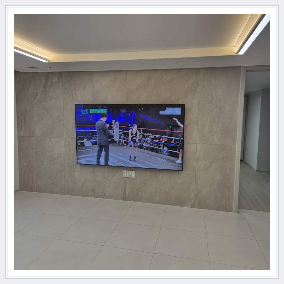 회색 패널 마감과 벽걸이 화면 관련 벽걸이 TV 설치 참고 사진