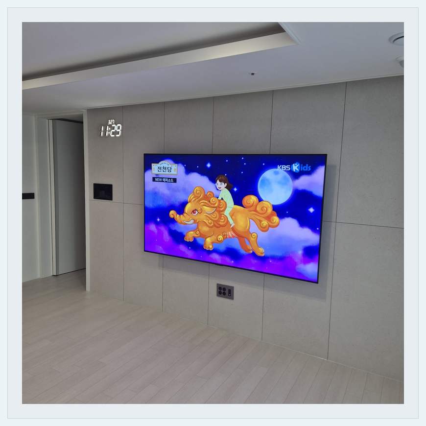 하단 여유를 둔 벽걸이 TV 관련 벽걸이 TV 설치 참고 사진