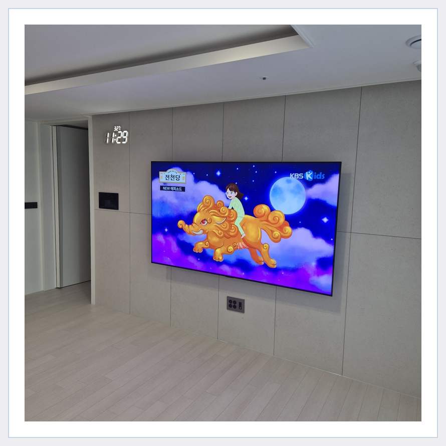 하단 여유를 둔 벽걸이 TV 관련 벽걸이 TV 설치 참고 사진