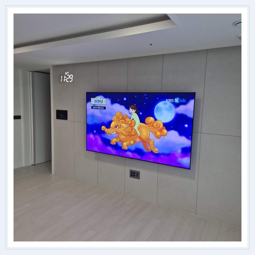 하단 여유를 둔 벽걸이 TV 관련 벽걸이 TV 설치 참고 사진