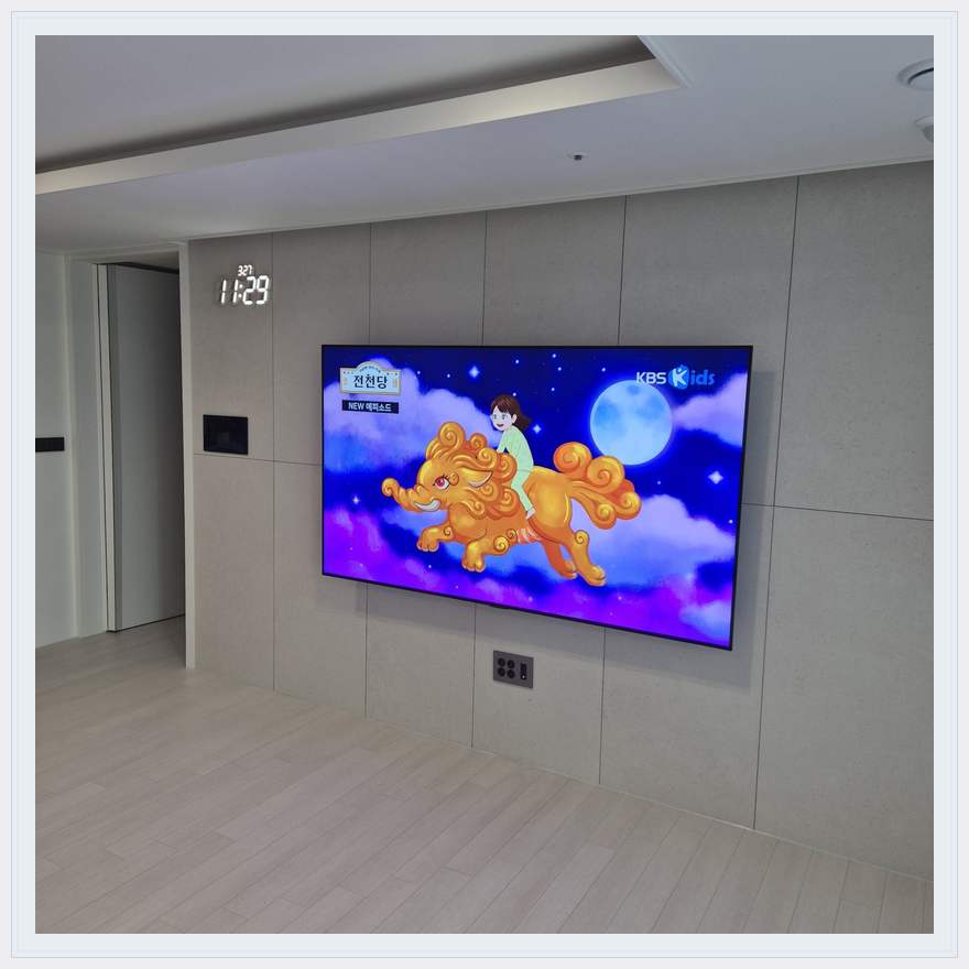 하단 여유를 둔 벽걸이 TV 관련 벽걸이 TV 설치 참고 사진
