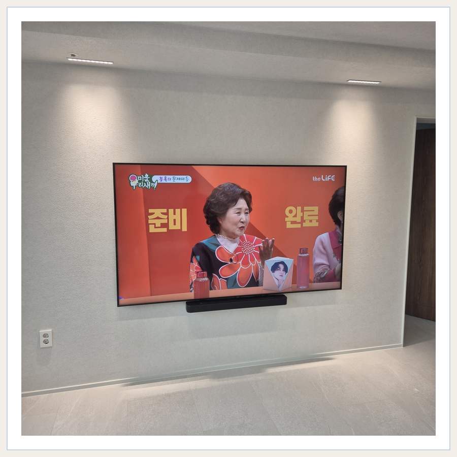 밝은 단색 벽면에 설치된 TV 관련 벽걸이 TV 설치 참고 사진