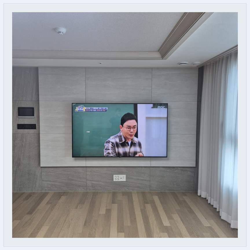 거실 전체 폭과 화면 정렬 관련 벽걸이 TV 설치 참고 사진