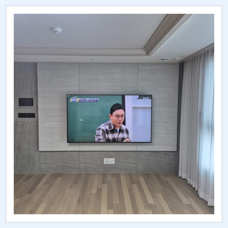 거실 전체 폭과 화면 정렬 관련 벽걸이 TV 설치 참고 사진