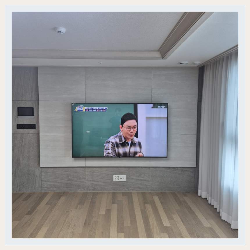 거실 전체 폭과 화면 정렬 관련 벽걸이 TV 설치 참고 사진