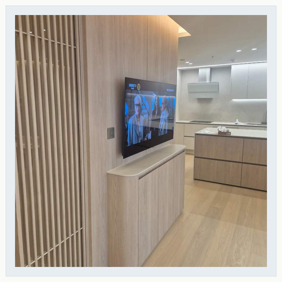 목재 칸막이 옆 TV 화면 관련 벽걸이 TV 설치 참고 사진